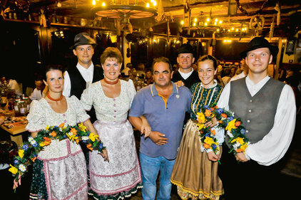 Folkloretänzer und -tänzerinnen